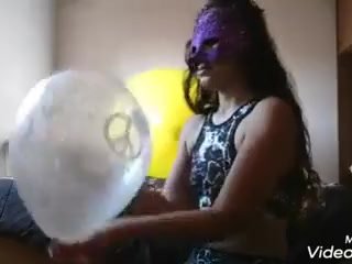 chica jugando con globos