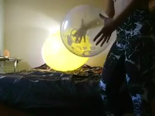 chica jugando en la habitacion con globos