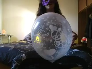 chica jugando en la habitacion con globos