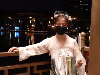 古风少女户外漏出骚穴，想要被大肉棒后入