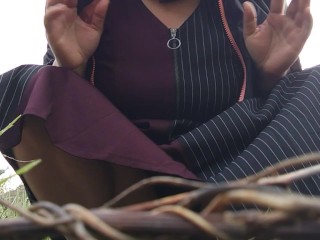 野外で巨乳を露出して放尿する変態日本人女性♥️