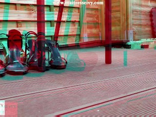 #846 - Essayage de talons de luxe en extérieur 4K