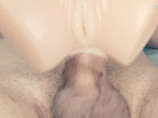 Ravissante chatte rose se fait baiser par une grosse bite