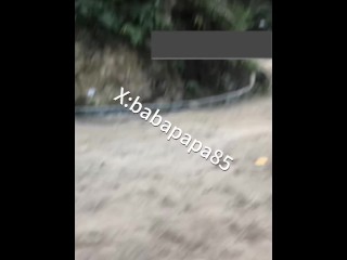 粉色超短裙伪娘在小路上露出 2.尿尿