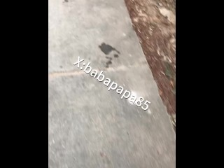 粉色超短裙伪娘在小路上露出 2.尿尿