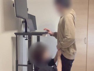 【こっそりフェラ抜き】仕事のミーティング中に痴女な彼女がいきなりフェラしてきて我慢できずに大量射精してしまった♡