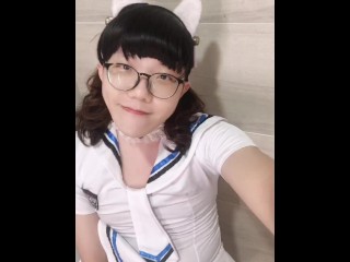 伪娘在厕所尿得一塌糊涂whie uniform pee pissing a mess and eat own cum