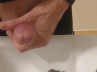 Envie soudaine, je me branle dans les WC publics