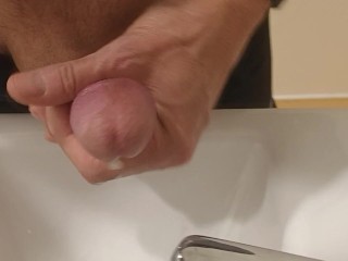 Envie soudaine, je me branle dans les WC publics