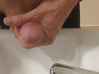 Envie soudaine, je me branle dans les WC publics