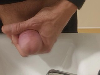 Envie soudaine, je me branle dans les WC publics