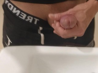 Envie soudaine, je me branle dans les WC publics