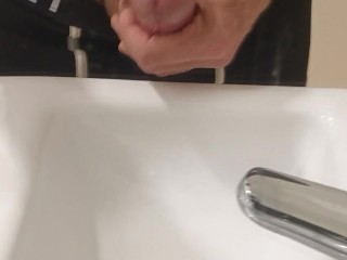 Envie soudaine, je me branle dans les WC publics