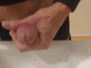 Envie soudaine, je me branle dans les WC publics