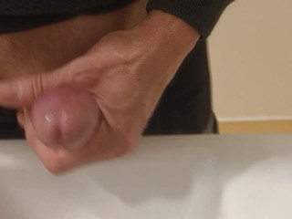 Envie soudaine, je me branle dans les WC publics