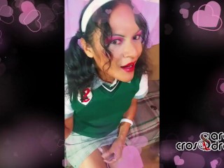 Colegiala travesti mexicana en uniforme escolar saludando  