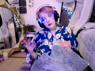 Digital Duende MelodyHero Pops Bubble Wrap with Feet ASMR?