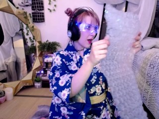 Digital Duende MelodyHero Pops Bubble Wrap with Feet ASMR?