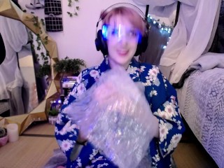 Digital Duende MelodyHero Pops Bubble Wrap with Feet ASMR?