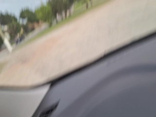 Esposa vai pra rua de vestidinho e pede informações para estranhos na rua para exibir seu decote.