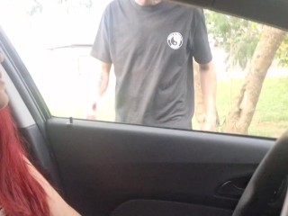 Esposa vai pra rua de vestidinho e pede informações para estranhos na rua para exibir seu decote.