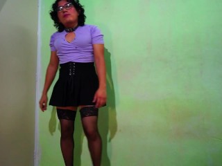 En minifalda medias y tacones Tgirl, transexual.