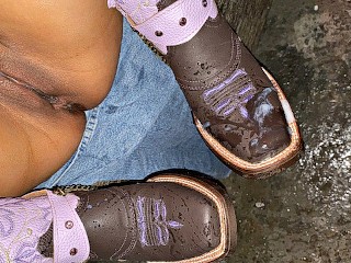 Llené sus botas vaqueras de semen y las limpió con su lengua