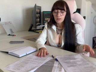 La sexy segretaria prende il cazzo del capo per evitare il  licenziamento DIALOGHI ITALIANO
