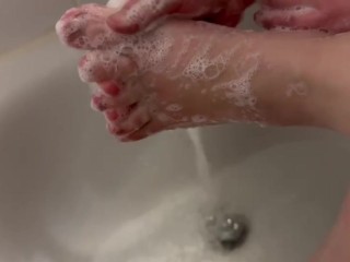 WATCH ME WASH MY FEET AND SHAVE MY LEGS
