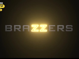 Wife And Stepdaughter Want Delivery Guy's Package.Sinatra Monroe, Elizabeth Skylar / Brazzers