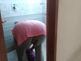 خادمة سعودية تغسل الملابس في الحمام عندما يأتي رئيسها ويمارس الجنس معها - Saudi Maid In Bathroom Sex