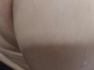 miro a mi hermanastra mientras se ducha y en vez de enfadarse me la chupa y me la follo.