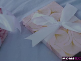 StepMommy Jennifer White's Mother's Day Wish List CUMs True - S19:E5