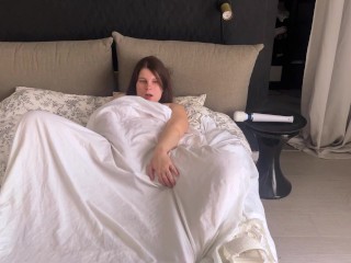 masturbating pussy play under the covers