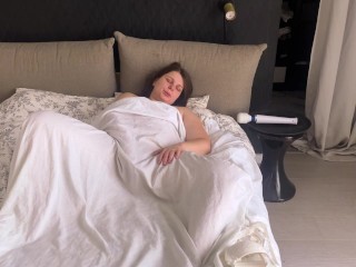 masturbating pussy play under the covers