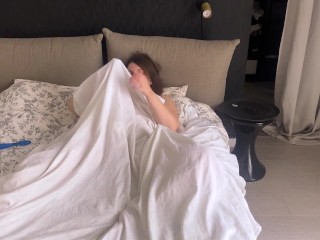 masturbating pussy play under the covers