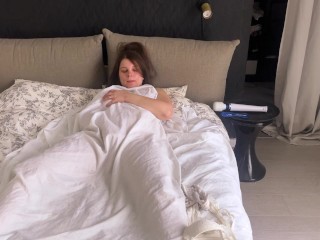 masturbating pussy play under the covers
