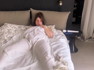 masturbating pussy play under the covers