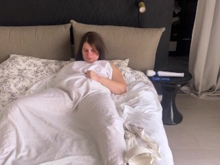 masturbating pussy play under the covers