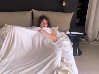 masturbating pussy play under the covers