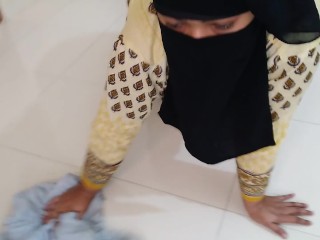 كانت عمتي البنجاب المسلمة الساخنة تنظف المنزل عندما رآها صبي الجيران ومارس الجنس - Punjabi Aunty Sex