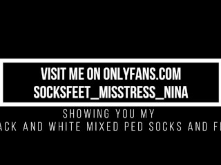 Showing my mixed socks and feet, enjoy it!