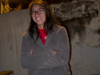 Vecina nalgona me invita a follar duro en el patio de su casa, sus padres casi nos descubren!!