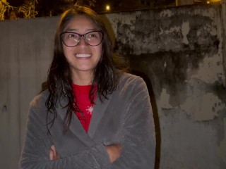 Vecina nalgona me invita a follar duro en el patio de su casa, sus padres casi nos descubren!!