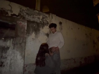 Vecina nalgona me invita a follar duro en el patio de su casa, sus padres casi nos descubren!!