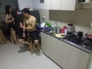 Con mi madrastra en la cocina tomando cerveza y bailando delicioso nalgas enormes colombiana latina