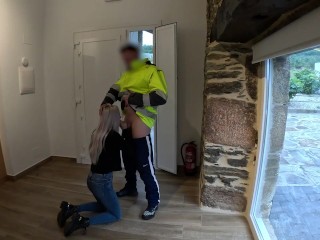 The parcel delivery man comes to bring me a package and I give him a surprise blowjob