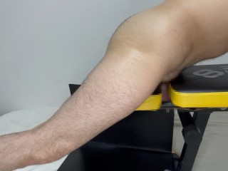 【既婚リーマン】筋トレ用のベンチとセックスしてみました！喘ぎながらの腰振り射精！貫通型オナホール！