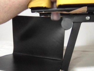 【既婚リーマン】筋トレ用のベンチとセックスしてみました！喘ぎながらの腰振り射精！貫通型オナホール！