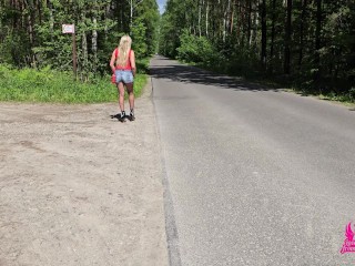 Polska prostytutka sprzedaje swoje ciało w lesie. Czy korzystając z jej usług jej pomagasz?